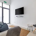 Modern & Stylish Close To The דירה